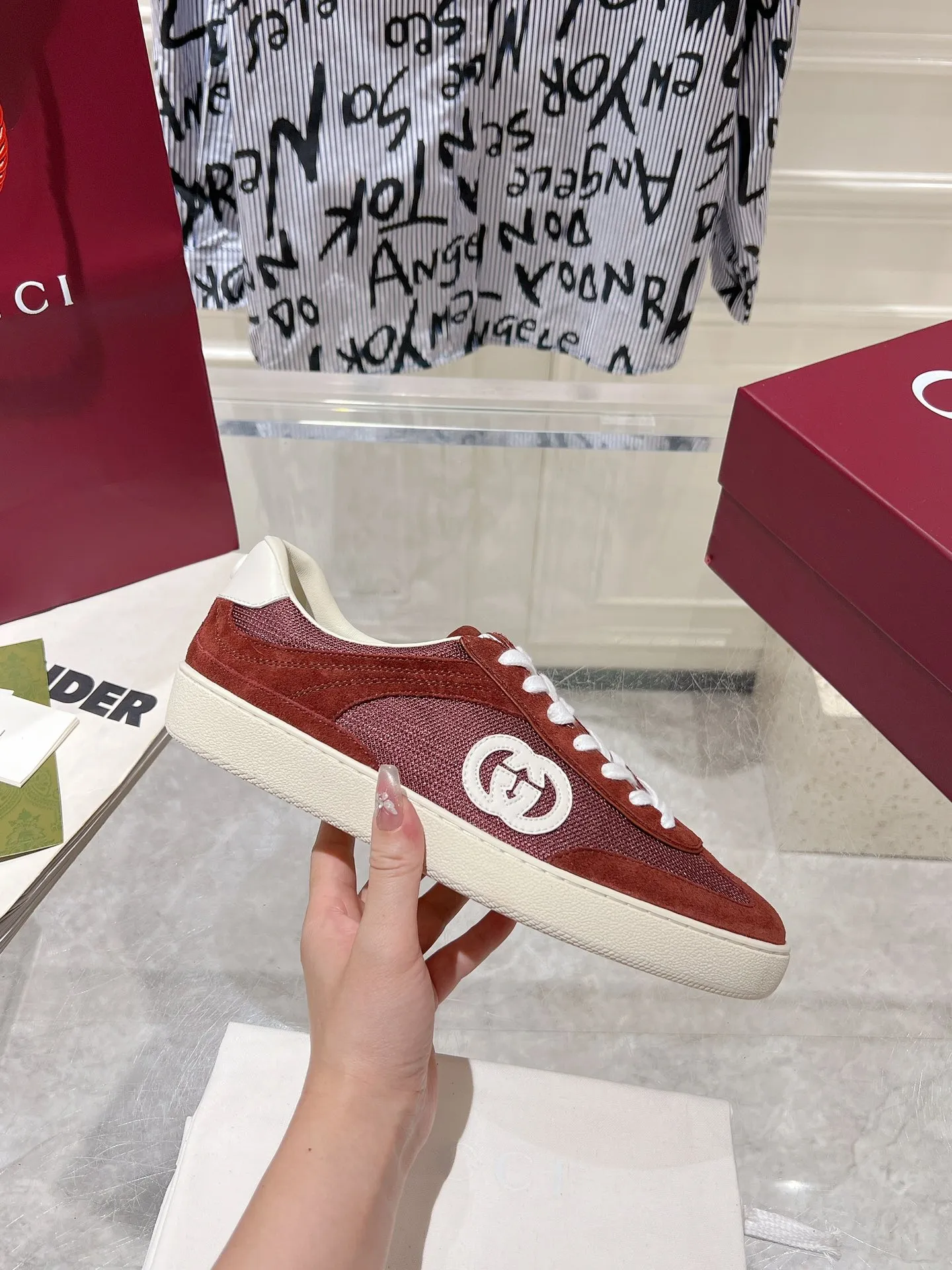 👟👟Ex-factory price 540👟👟Men's size +10 New upgraded version🔥Gucci 2024 new white shoes casual shoes hot recommendation, original TPU soles, original fabrics, original sheepskin lining sheepskin feet🔥Original cover craftsmanship is reproduced one to one! The pursuit of ultimate comfort! 🔥🔥 [Love] Fabric: Imported cow suede + mesh [Love] Packing: Counter-matched red shoe box ➕ Aviation airplane box [Love] Code number: 35-45